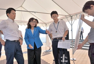 明石港東外港地区を視察する斎藤元彦知事と丸谷聡子市長＝明石市中崎１