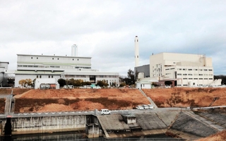 明石クリーンセンター（左側）と、新たなごみ処理施設建設のため解体される旧大久保清掃工場（右側）＝明石市大久保町松陰