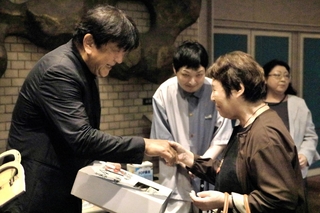 ロビーで募金への協力を呼びかける佐渡裕さん（左）と山本育海さん（左から２人目）＝明石市立市民会館