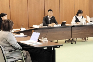 給付型奨学金について審議された文教厚生常任委員会＝明石市議会