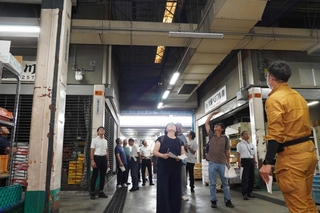 老朽化した市場施設の見学をするあり方検討委員会の委員ら＝明石市藤江