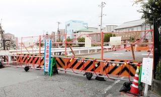 下水道管の劣化が見つかり、通行止めとなっている県道＝明石市材木町