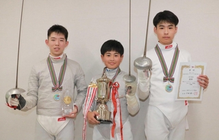 優勝した団体メンバーの（左から）呉致遠さん、水戸りひとさん、丁致懐さん＝明石海浜公園