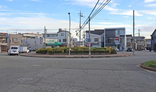 円形花壇を囲む交差点。歩行者の安全確保のため、歩道の整備が検討されている＝明石市藤が丘２