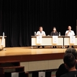 パネルディスカッションで意見を交わす参加者ら＝明石市中崎１