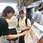 街頭でデザインの投票をしてもらう中学生ら＝魚の棚商店街
