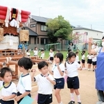布団太鼓を囲んで盆踊りを踊る林幼稚園の園児ら＝明石市林崎町１
