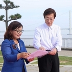 延伸したコース周辺を視察する丸谷聡子明石市長（左）と久元喜造神戸市長＝明石市大蔵海岸通２