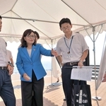 明石港東外港地区を視察する斎藤元彦知事と丸谷聡子市長＝明石市中崎１