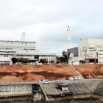 明石クリーンセンター（左側）と、新たなごみ処理施設建設のため解体される旧大久保清掃工場（右側）＝明石市大久保町松陰