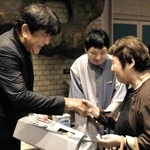 ロビーで募金への協力を呼びかける佐渡裕さん（左）と山本育海さん（左から２人目）＝明石市立市民会館