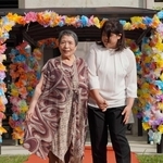 思い出の着物から仕立て直した服を着て、笑顔で歩く芦谷温子さん＝明石市大久保町大窪