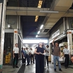 老朽化した市場施設の見学をするあり方検討委員会の委員ら＝明石市藤江