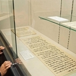 新たに見つかった林崎掘割関連の文書を見る中村健史准教授＝神戸市中央区港島１