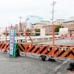 下水道管の劣化が見つかり、通行止めとなっている県道＝明石市材木町