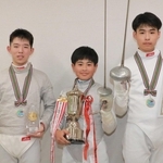 優勝した団体メンバーの（左から）呉致遠さん、水戸りひとさん、丁致懐さん＝明石海浜公園