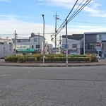 円形花壇を囲む交差点。歩行者の安全確保のため、歩道の整備が検討されている＝明石市藤が丘２