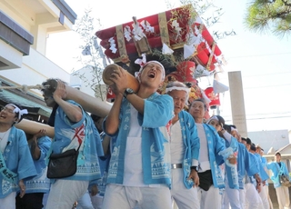 威勢良く布団太鼓を担ぎ上げる氏子ら＝２０２４年１０月、岩屋神社