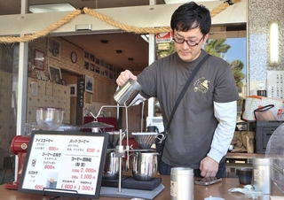 岩屋神社の境内でコーヒーを入れる石野良明さん＝明石市材木町
