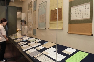 梁田蛻巌が詠んだ漢詩などが並ぶ＝明石市立文化博物館