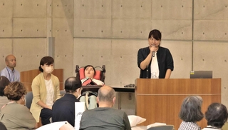 医療的ケア児の避難訓練について話す（右から）太田萌さん、メリサさん＝明石市大久保町ゆりのき通１