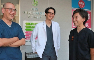 ビル内で連携する山田恭孝さん（中央）ら各クリニックの医師＝明石市大明石町１