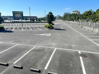 商業施設の誘致が難航している大蔵海岸西駐車場＝大蔵海岸通２