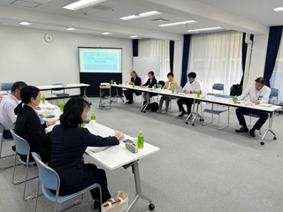 明石市のいじめ防止基本方針策定に向け開催された検討委員会＝明石市中崎１