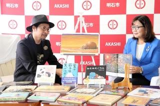 明石の魅力や抱負について語る画家・絵本作家のたなかしんさん（左）と丸谷聡子市長＝明石市役所