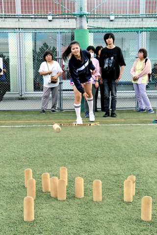 「モルック」を楽しむ参加者ら＝明石市大蔵海岸通２