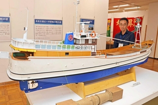 明石型生船「住吉丸」の模型。和船型の胴体と西洋型の船尾が融合している＝明石市立文化博物館