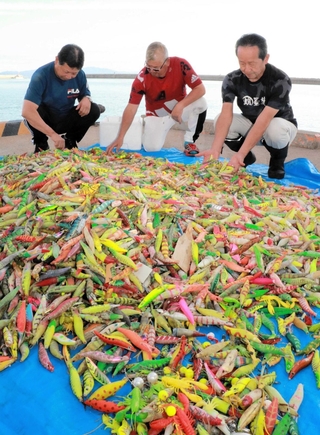 回収され分別されたタコ釣り用の疑似餌＝明石市二見町東二見