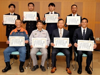 感謝状を受け取った消防隊員ら＝明石市消防局