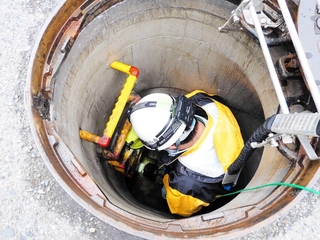 マンホールに入って管路をチェックする＝明石市内（同市提供）
