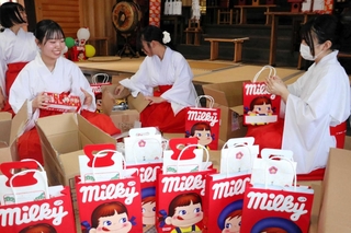 七五三シーズンに向け、準備を進める巫女ら＝明石市二見町東二見