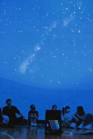 移動式プラネタリウムのドームに映し出される星空＝兵庫県明石市明南町３