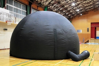 移動式プラネタリウムの外観＝兵庫県明石市明南町３