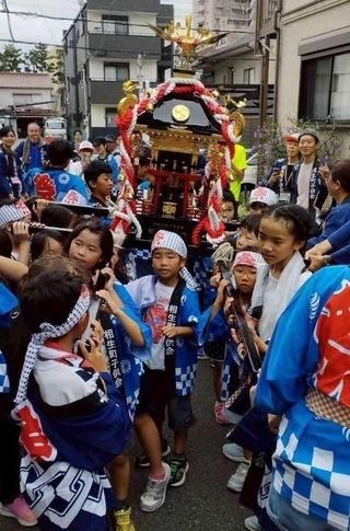 稲爪神社の秋祭りで、新調したみこしを担ぐ子どもら（山根大輔さん提供）