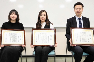 倒れた男性を連携して救助した（左から）吉田朱里さん、山田めぐみさん、和輝さん＝明石市消防局