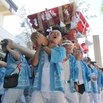 威勢良く布団太鼓を担ぎ上げる氏子ら＝２０２４年１０月、岩屋神社