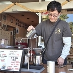 岩屋神社の境内でコーヒーを入れる石野良明さん＝明石市材木町