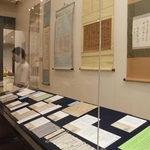 梁田蛻巌が詠んだ漢詩などが並ぶ＝明石市立文化博物館