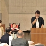 医療的ケア児の避難訓練について話す（右から）太田萌さん、メリサさん＝明石市大久保町ゆりのき通１