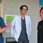 ビル内で連携する山田恭孝さん（中央）ら各クリニックの医師＝明石市大明石町１