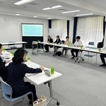 明石市のいじめ防止基本方針策定に向け開催された検討委員会＝明石市中崎１