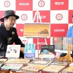 明石の魅力や抱負について語る画家・絵本作家のたなかしんさん（左）と丸谷聡子市長＝明石市役所