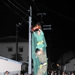 大蔵谷の獅子舞で披露された大技「３人継ぎ」＝明石市大蔵本町