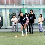 「モルック」を楽しむ参加者ら＝明石市大蔵海岸通２