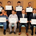 感謝状を受け取った消防隊員ら＝明石市消防局