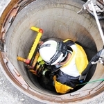 マンホールに入って管路をチェックする＝明石市内（同市提供）